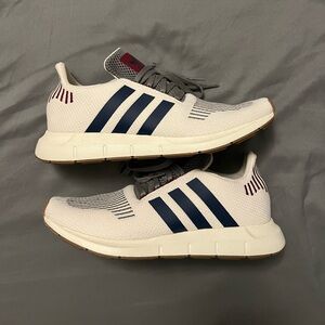 Brand new - Adidas Swift Run “Off White”